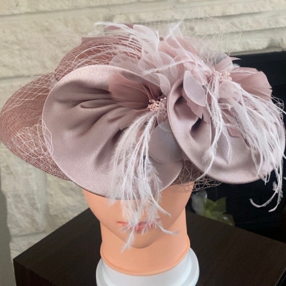 Brand new 12’ fascinator with feathers,net and satin - Picture 3 of 8